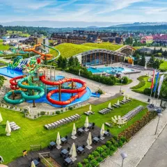 Wodny raj w Tatrach! Kolorowe zjeżdżalnie, baseny i zielone dachy. Idealne miejsce, gdzie zjeść białka tatrzańska i odpocząć.
