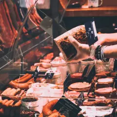 Wybierasz, co warto zjeść w Czechach? Wędliny i kiełbasy w czeskim sklepie.
