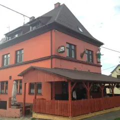 Restauracja "U Dvou Koček" w Czeskim Cieszynie, gdzie zjeść można w przytulnym ogródku.