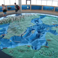 Model dna morskiego z zaznaczoną głębią Landsort (459m). W tle wystawa ryb.