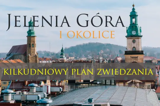 Jelenia Góra i okolice: plan zwiedzania. Widok na zabytkowe wieże i dachy miasta.