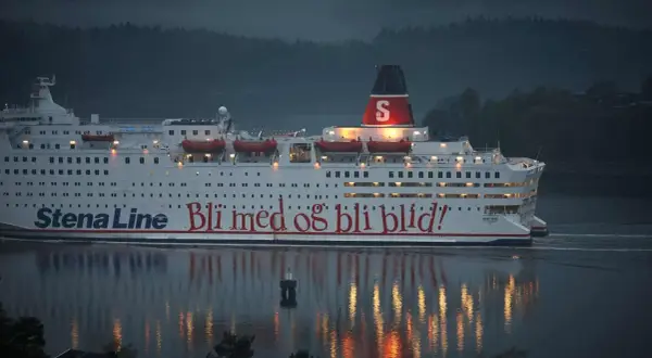 Prom Stena Line "Bli med og bli blid!" płynie po wodzie. Podróż z Polski do Szwecji trwa wiele godzin.