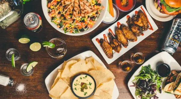 Skrzydełka, nachos z serem, sałatka i burger – idealne miejsce, gdzie dobrze i tanio zjeść w Przemyślu.