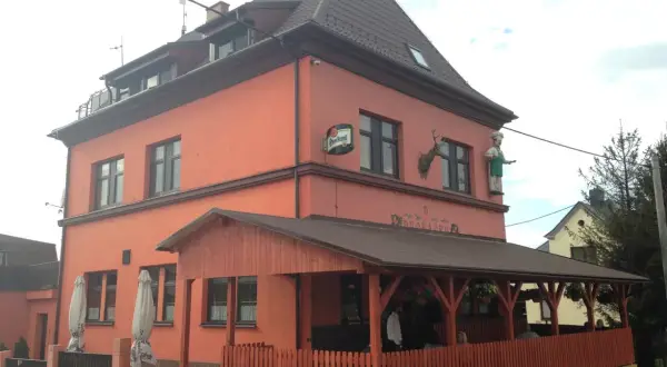 Restauracja "U Dvou Koček" w Czeskim Cieszynie, gdzie zjeść można w przytulnym ogródku.