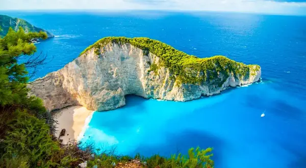 Widok na Zatokę Wraku na Zakynthos – obowiązkowy punkt, co zobaczyć w Grecji. Turkusowa woda, biała plaża i klify.