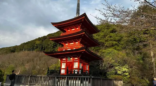 Piękna, czerwona pagoda w Japonii. Idealne miejsce na wycieczkę z biurem podróży, by poczuć ducha tego kraju.
