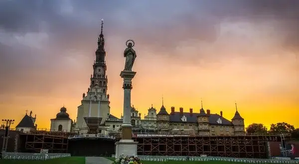 Gdzie zjeść w pobliżu Jasnej Góry? Najlepsze lokale na posiłek