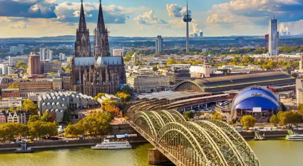 Co zobaczyć w Kolonii: imponująca katedra, most Hohenzollernów, rzeka Ren i nowoczesna architektura.