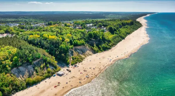 Piękna plaża nad Bałtykiem, gdzie woda latem zachęca do kąpieli. Ile stopni ma woda w Bałtyku latem? Tego nie widać, ale słońce świeci!