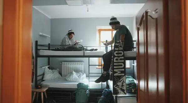 Ile kosztuje nocleg w schronisku? Sprawdź ceny i porady na sezon