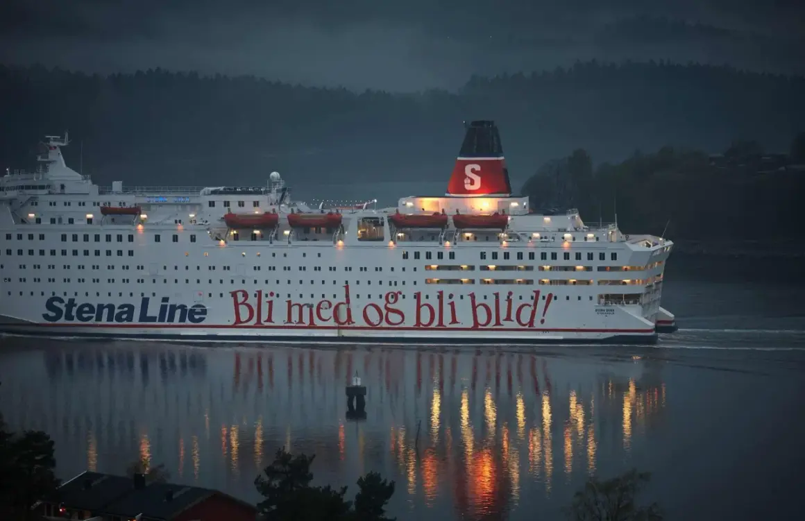 Prom Stena Line "Bli med og bli blid!" płynie po wodzie. Podróż z Polski do Szwecji trwa wiele godzin.