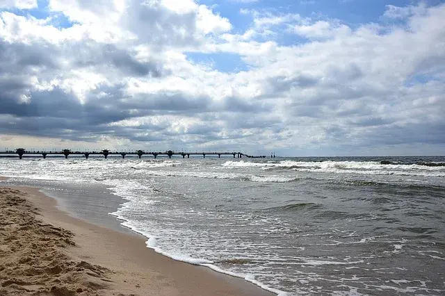 Ile stopni ma woda w Bałtyku? Sprawdź, zanim wskoczysz do wody!