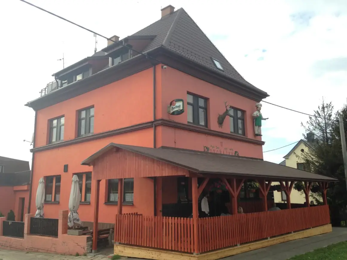 Restauracja "U Dvou Koček" w Czeskim Cieszynie, gdzie zjeść można w przytulnym ogródku.