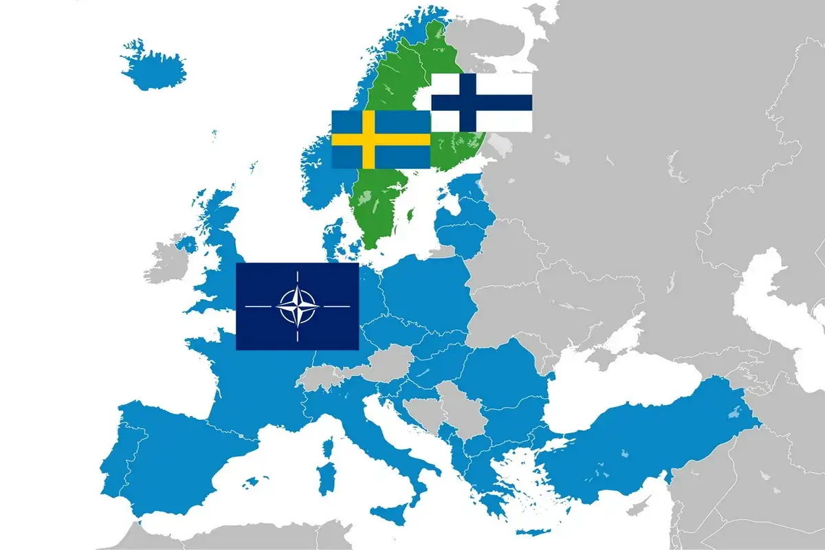 Mapa Europy z zaznaczonymi państwami NATO. Widać flagi Szwecji i Finlandii. Ile państw leży nad Bałtykiem?