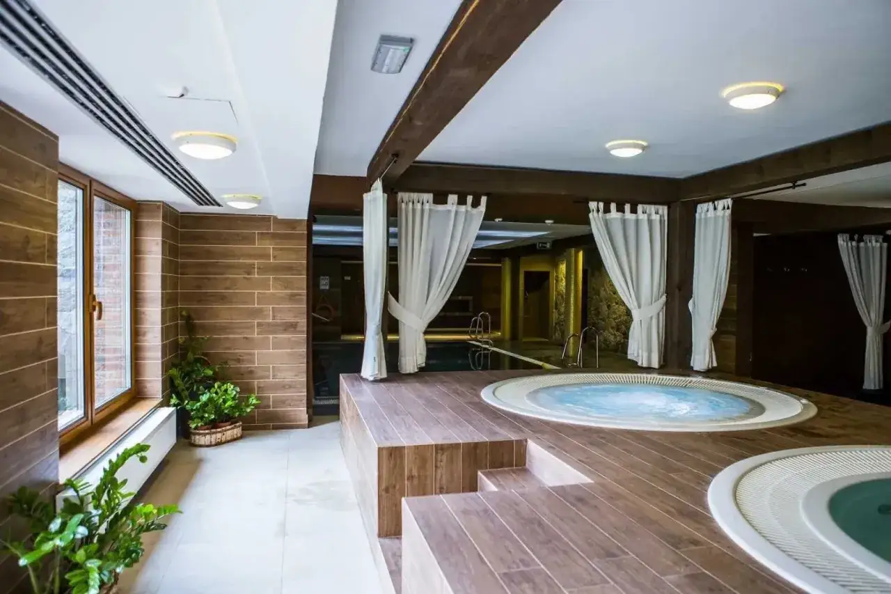 Relaks w hotelu Aubrecht Country Spa Resort Koprzywnica: jacuzzi, basen i przytulne wnętrza.