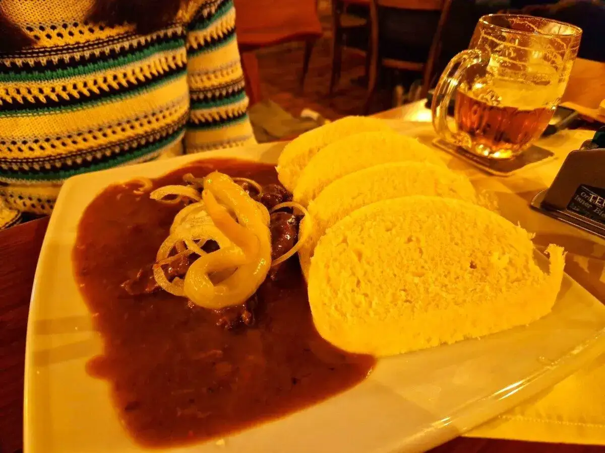 Gulasz z knedlami i piwo - idealne danie, gdy zastanawiasz się, gdzie zjeść w Czeskim Cieszynie.