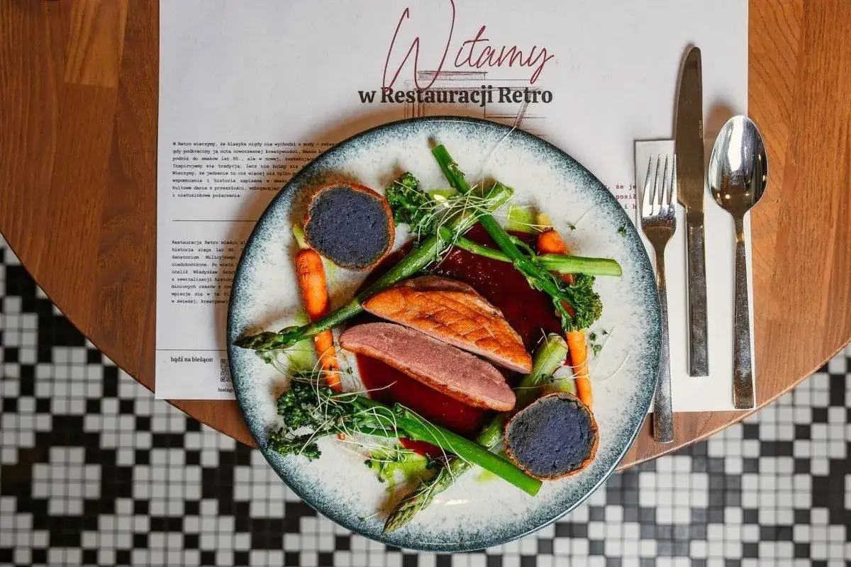 Eleganckie danie z kaczką i fioletowymi ziemniakami w Restauracji Retro. Idealne miejsce, gdzie dobrze zjeść w Nałęczowie.