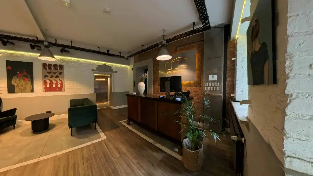 Nowoczesne wnętrze recepcji, gdzie industrialny styl łączy się z elegancją. Idealne miejsce dla butikowych hoteli w Polsce, oferujących unikalne doświadczenia.