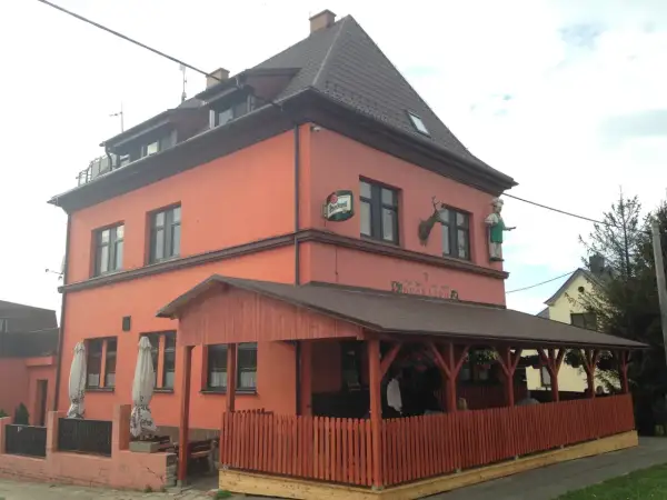 Restauracja "U Dvou Koček" w Czeskim Cieszynie, gdzie zjeść można w przytulnym ogródku.